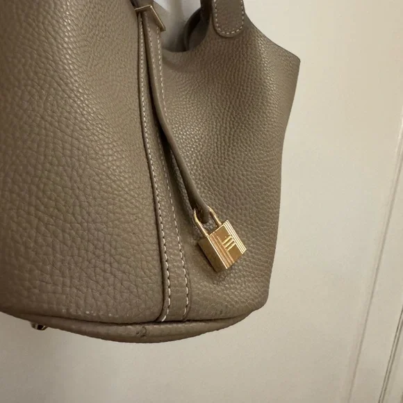 Elegant Brown Leather Tote Bag - Picture 5 of 6